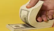 Взятку в 3 тысячи долларов пытались дать сотруднику органов госдоходов в ЮКО