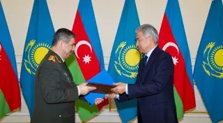 Имангали Тасмагамбетов встретился с главой оборонного ведомства Азербайджана