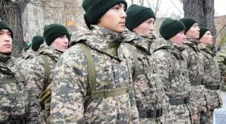 Четыре тысячи казахстанцев отправили на службу в армию