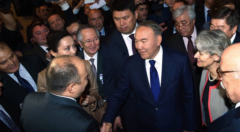 На полях 38-й сессии Генеральной Конференции ЮНЕСКО в Париже. Фото с сайта Twitter/Akorda.