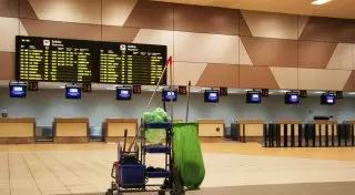 Уборщик аэропорта Стамбула вернул забытые пассажиром 24,5 тысячи евро