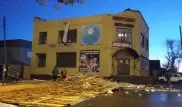Сорванная из-за сильного ветра кровля здания упала на авто в Семее