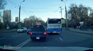 Автобус попытался вытеснить на "встречку" легковое авто в Алматы