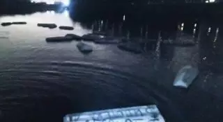 Российские заемщики спустили в Москву-реку 20 гробов с названиями банков