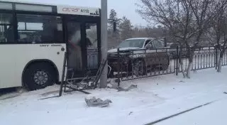 В Астане автобус столкнулся с внедорожником