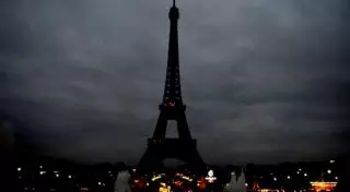 Здания по всему миру окрашены в цвета флага Франции