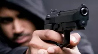 Неизвестный выстрелил в двух парней и скрылся в Актау