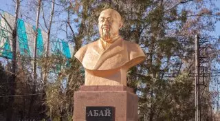 Памятник Абаю Кунанбаеву открыли в Алматы