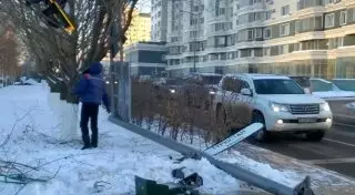 В результате ДТП автобус снес светофор в Астане