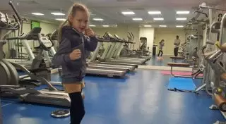 Как тренируется 8-летняя девочка-боксер из Павлодара, покорившая Ронду Роузи