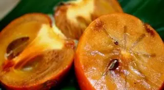 Грузовик с 17 тоннами подозрительной хурмы задержали в Караганде