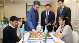 Сеанс одновременной игры в шахматы с двумя гроссмейстерами впервые прошел в Казахстане