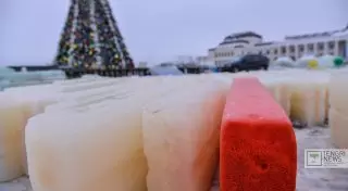 Морозной погоды не хватает строителям ледового городка в Астане