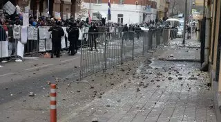 В Москве протестующие закидали камнями и яйцами посольство Турции