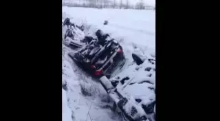Видео с улетевшими в кювет внедорожниками появилось в Сети
