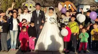 В Шымкенте молодожены вместо пышной свадьбы накормили сирот