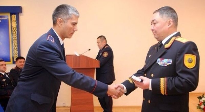 Медаль вручил начальник двд генерал майор полиции Амантай Аубакиров. Фото предоставлено пресс-службой ДВД Астаны
