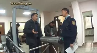 Неприятный инцидент в суде Астаны записали на камеру