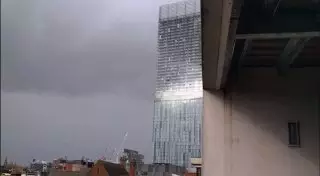 Небоскреб в Манчестере издает пугающие звуки