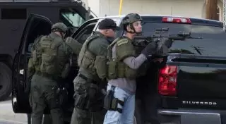 На месте стрельбы в Калифорнии найден похожий на бомбу предмет - полиция