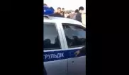 Конфликт полицейских и жителей Актау попал на видео