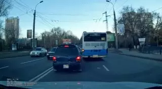Наказан вытеснивший на "встречку" машину водитель алматинского автобуса
