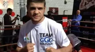 Казахстанского боксера закидали деньгами после победного боя в США