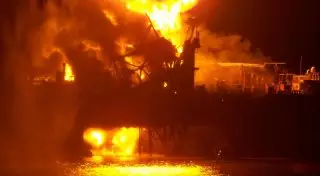 В Азербайджане объявлен траур после пожара на нефтяной платформе в Каспийском море