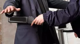 Адвокаты требуют отменить досмотр при посещении госорганов РК