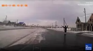 Конькобежец на дорогах Костаная поразил мировые СМИ