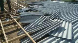 Сорванная ветром кровля упала на учительницу в ВКО