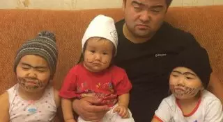 Маленькие сестры из Алматы стали звездами Интернета