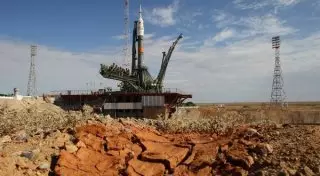 Ракету с кораблем "Союз ТМА-19М" установили на стартовой площадке "Байконура"