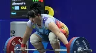 Казахстанская штангистка Аборнева завоевала "серебро" на Кубке президента РФ