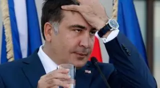 Глава МВД Украины плеснул Саакашвили водой в лицо