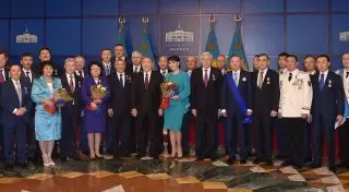 Назарбаев отметил наградами людей труда