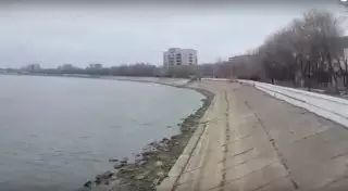 Житель Атырау обратил внимание властей на плачевное состояние набережной Урала