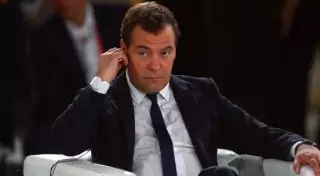 Медведев призвал отказаться от доллара