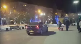 Автоледи едва не сбила людей на пешеходной аллее возле елки в Усть-Каменогорске