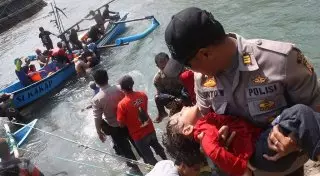 Найдены выжившие пассажиры с тонущего судна в Индонезии