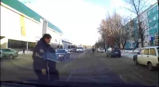 Ставший героем Сети полицейский из Петропавловска рассказал о своем поступке