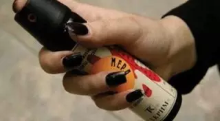 Девушка с помощью газового баллончика отняла у приятеля-иностранца крупную сумму денег в Актау