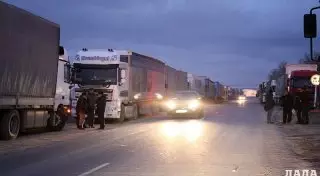 Турецкие водители из-за задержки паромов ночуют в грузовиках возле порта Актау