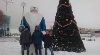 Житель Караганды продал машину, чтобы подарить четырехметрового Деда Мороза городу