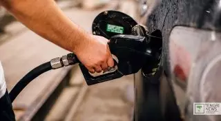 Почему в Казахстане не падают цены на бензин