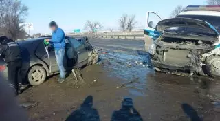 Mercedes врезался в полицейский мини-фургон на трассе Алматы - Ташкент