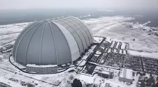 В этом обычном с виду ангаре находится другой мир