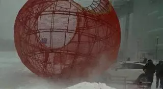 Новогодний шар придавил авто возле ТРЦ в Астане