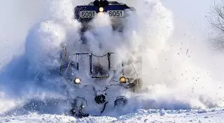 Буран в Астане: Очереди на вокзале, сломанные елки и поврежденные авто