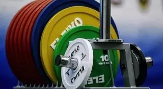 На 50 тысяч долларов оштрафовала Казахстан Международная федерация тяжелой атлетики